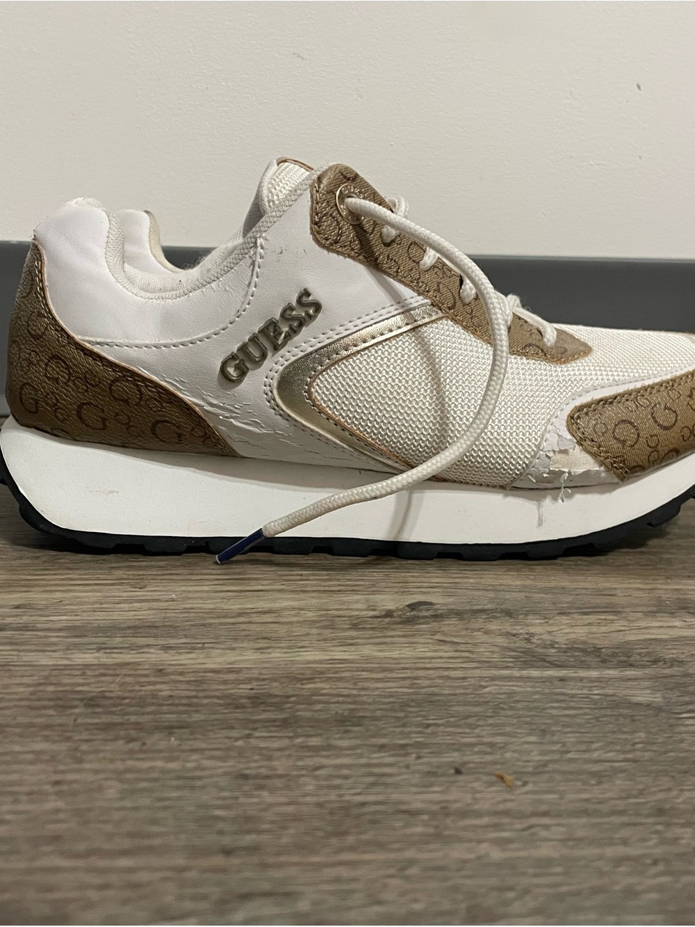 Guess women White and Brown Logo Accent Low-Top Sneaker size 10